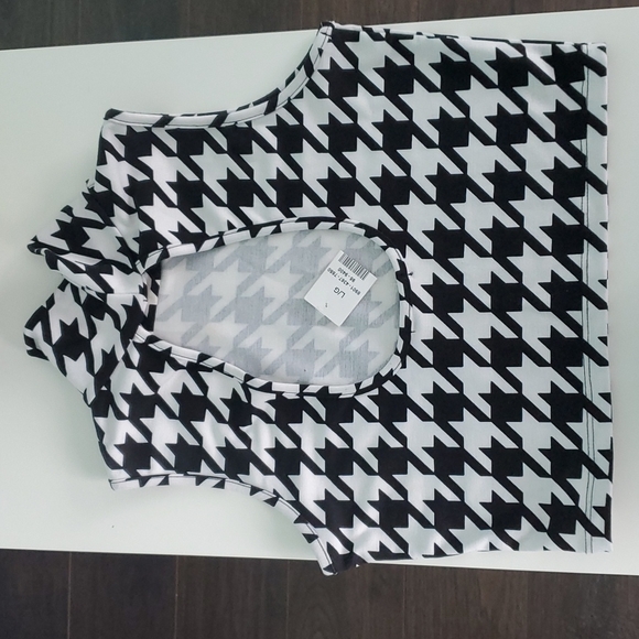 Black And White Crop Top - Picture 2 of 2